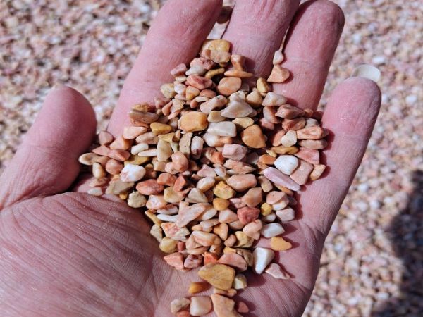 本格厂家直供 原材料水磨石子 机制碎石 黄色卵石子数目齐全