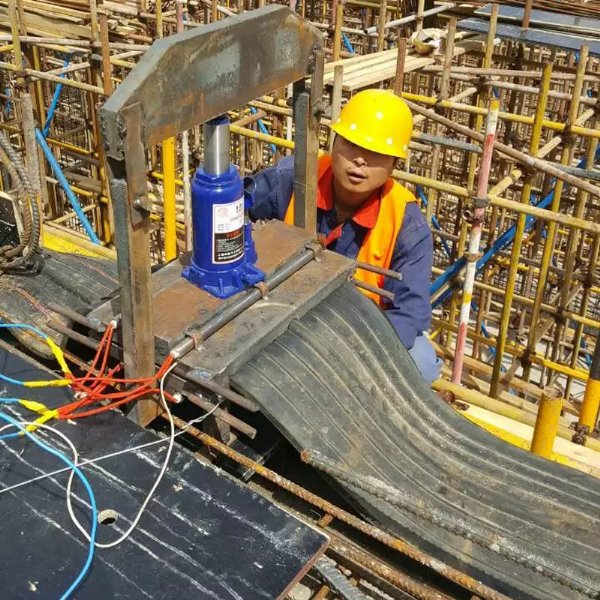 桥梁伸缩缝止水带安装