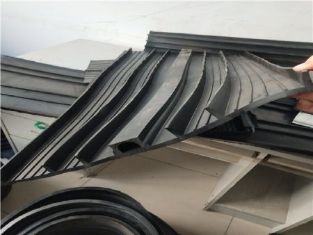 顶板伸缩缝外贴式橡胶止水带
