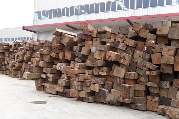 大量红木(红花梨、花枝)