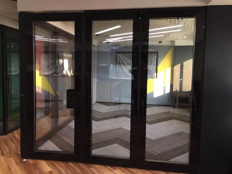 大鹏新区会议室双玻吊轨移动屏风隔墙可伸缩活动隔断