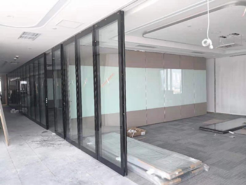 深圳赛勒尔展厅S125型玻璃吊轨墙移动隔断安装方法