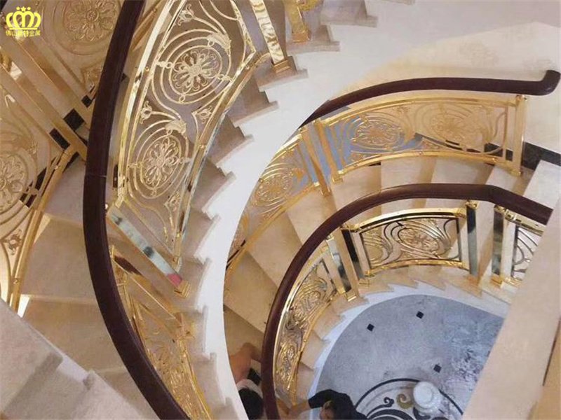 这么豪华的圆弧形楼梯铜扶手轻奢大气