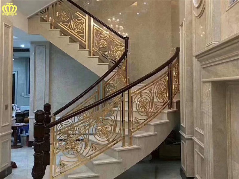 赤峰别墅楼梯踏步铜艺花板厂家发货